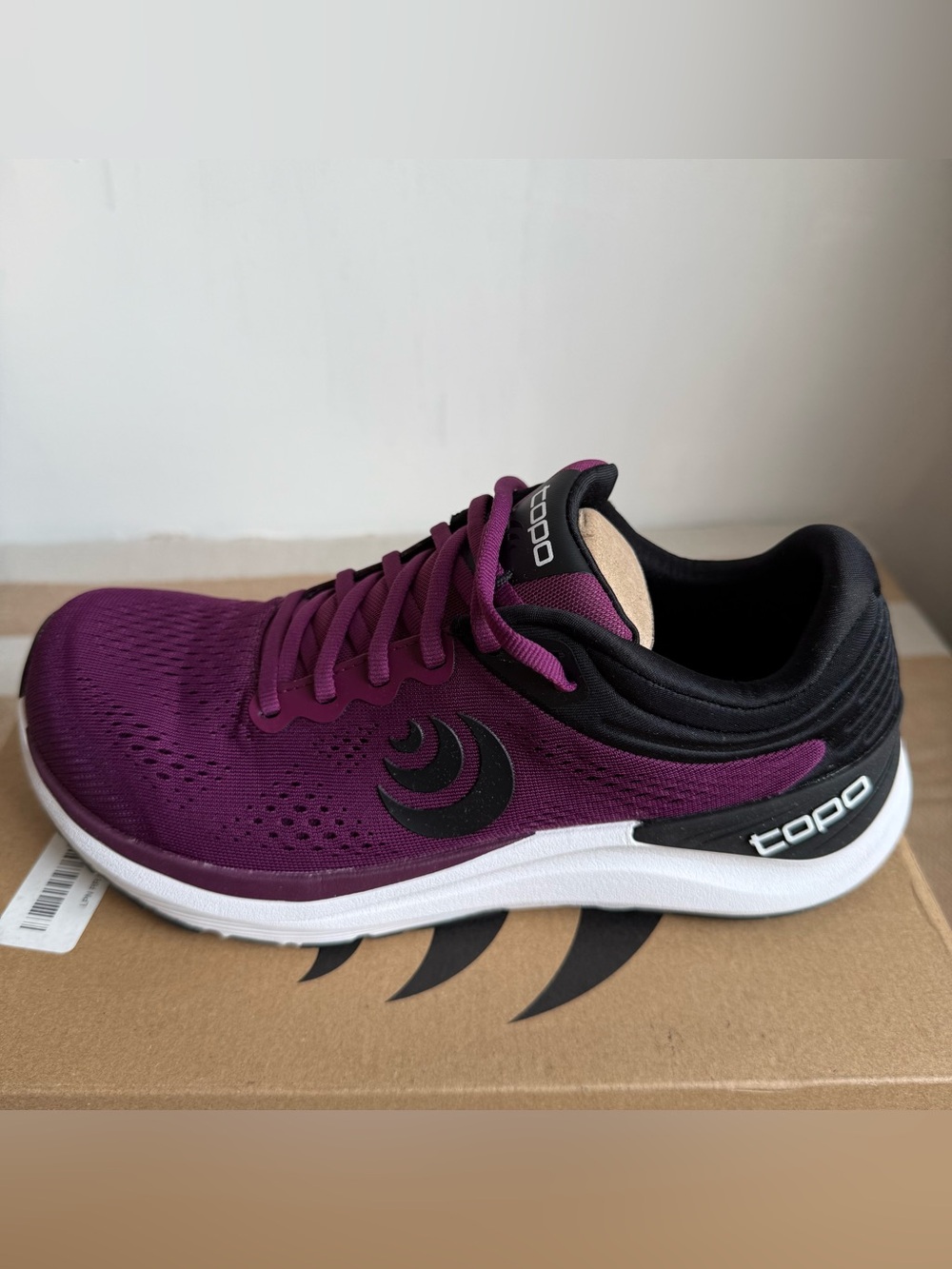 Topo Ultrafly 4 Women's Size 7.5 Running Shoes Wine Black
